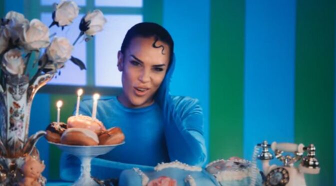 Finland: Sini Sabotage with ‘Kuori mua’