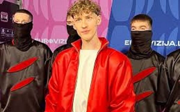 SILVESTER BELT WITH LUKTELK PERFORMING FANTASTIC ON ESC COVERS YOUTUBE CHANNEL