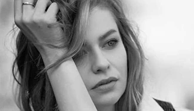 ZOË returns with her new single, La Vie en Rosé!