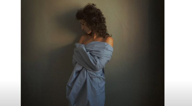 Barbara Pravi releases the beautiful new song ‘Des éclats dans les nuages’