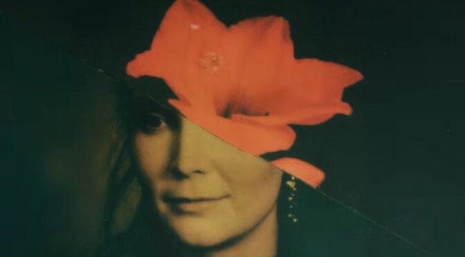 Zoë Më releases ‘Voyage (version festive)’