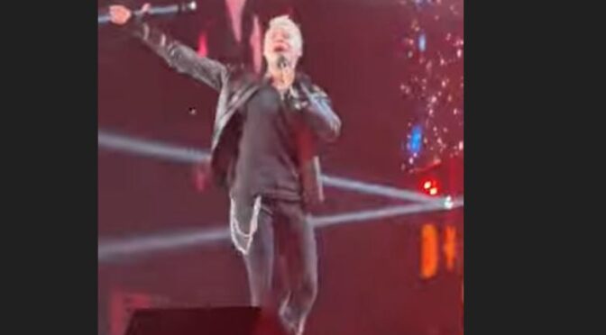 Watch: SHAMAN sing ‘Pryamo po serdtsu’ at Road Radio Music Awards 2025 in Russia