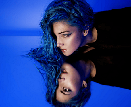 PAENDA PUTS HER HAND TO HER HEART WITH A NEW SONG